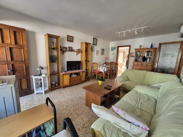Piso de 3 dormitorios con un gran potencial - foto 2