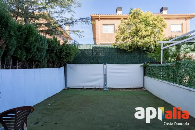 Amplio chalet adosado de 4 dormitorios con garaje para 3 coches en Els Jardins de Vilafortuny — 28