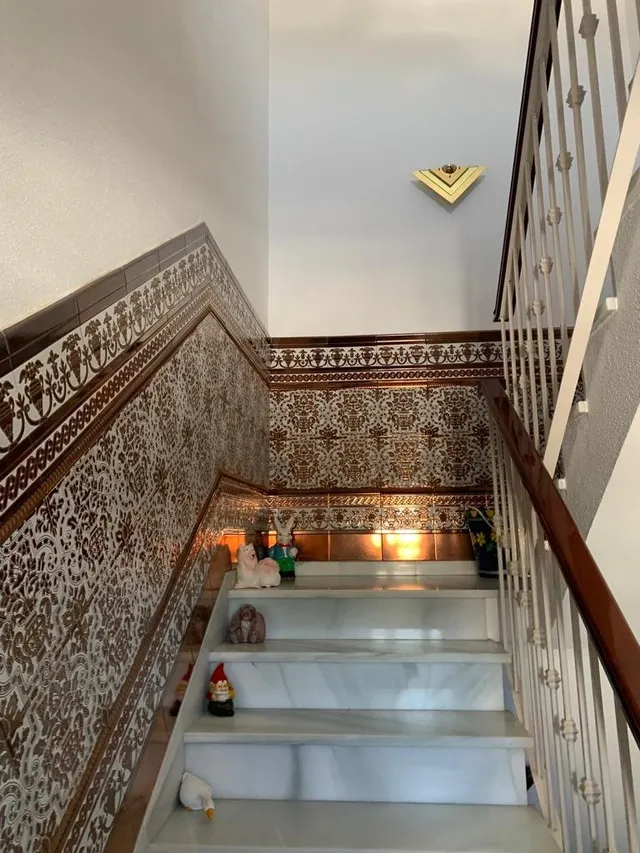 Gran casa con garajes y local comercial — 30