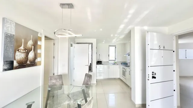 APARTAMENTO EXCLUSIVO EN BENIDORM DE 2 HAB, 2 BAÑOS CON PISC - foto 5