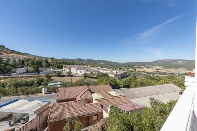Amplio Adosado en el Corazón de Alcalá la Real con Vistas al Castillo — 20