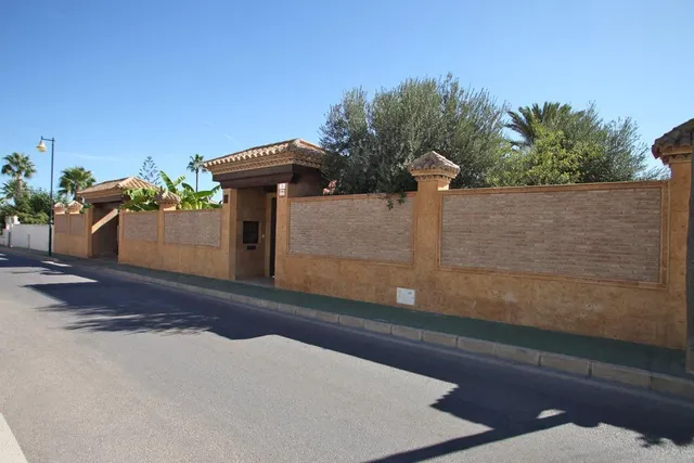 CHALET INDEPENDIENTE CON PISCINA EN LOS ÁNGELES — 50
