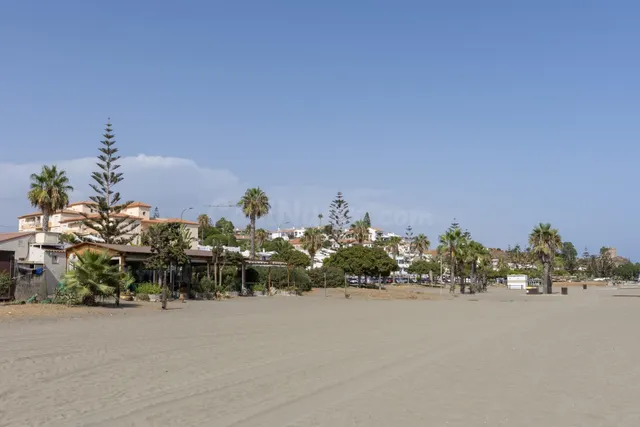 Adosado en primera línea de playa con vistas frontales al mar — 23