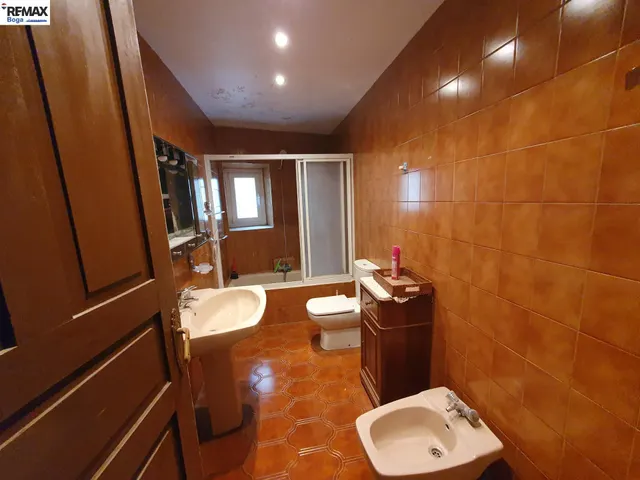 Amplia casa en sitio privilegiado. — 25