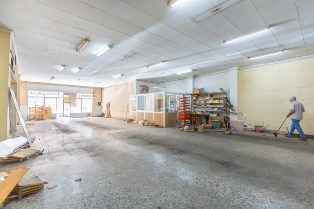Oportunidad en Gandia: Amplio Local Comercial en Venta — 10
