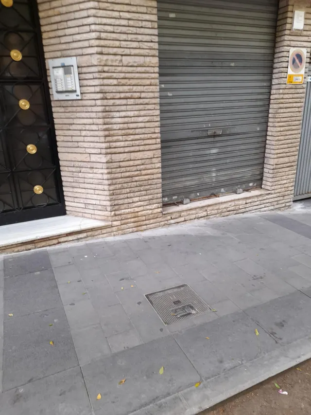SE VENDE LOCAL /  BUENA ZONA /ZONA CAROLINAS — 2