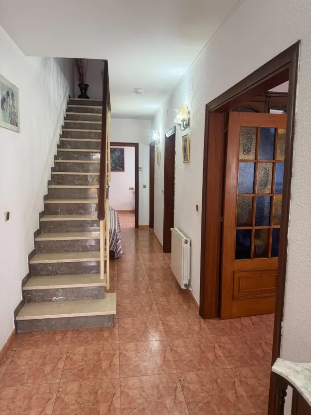 VIVIENDA ADOSADA DE 3 PLANTAS CON GARAJE , 4 habitaciones , AMPLIAS TERRAZAS EN SEGUR DE CALAFELL. — 28