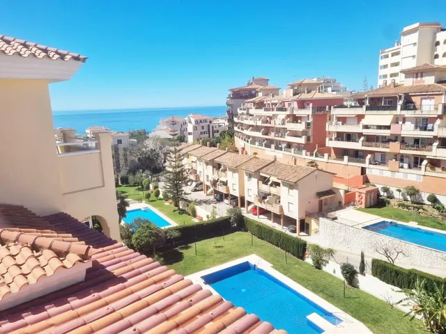 Amplio y acogedor piso en Torrequebrada con garajes incluidos — 9