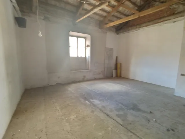 Local  en el centro de la población — 21