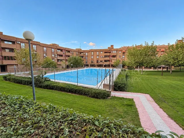 PISO DE 3 DORMITORIOS EN URBANIZACION CON PISCINA - foto 4