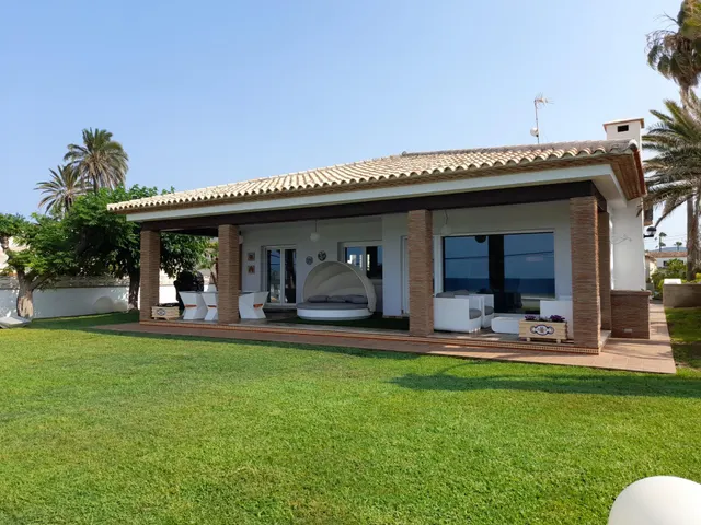 Moderna villa en primerísima línea de playa — 2