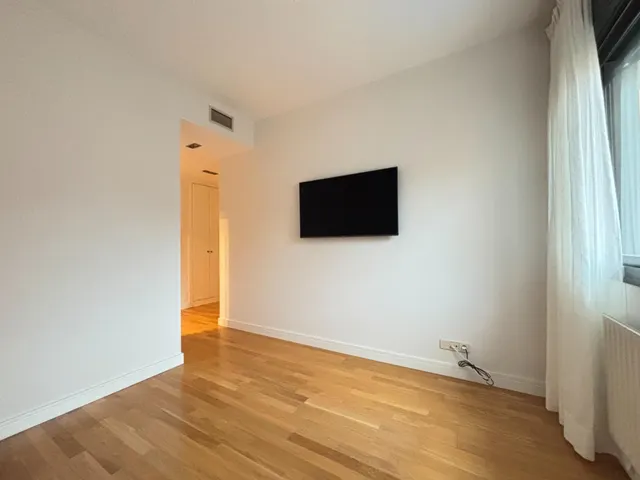 Piso EXTERIOR de 3 DORM con 2 plazas de garaje y piscina en Sanchinarro — 9