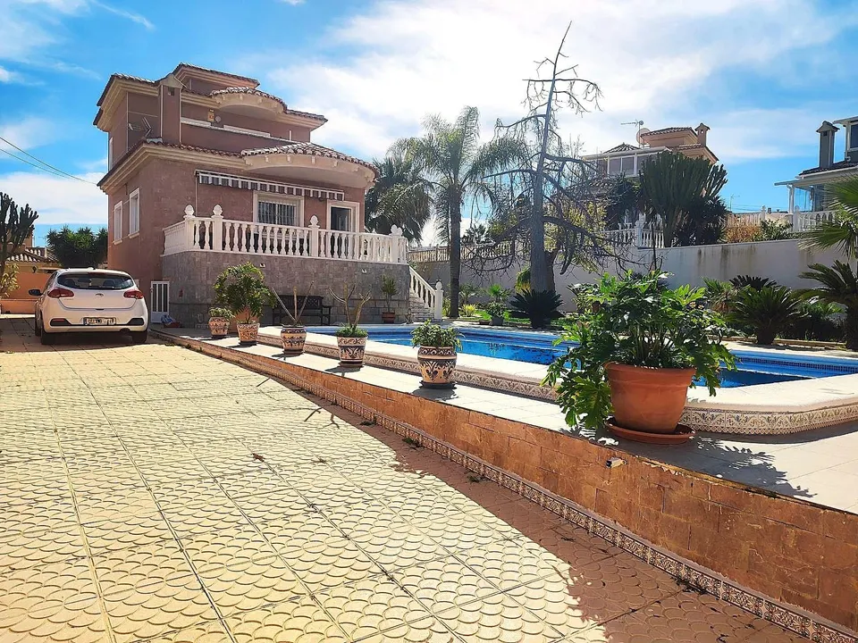 Villa en Urb. Los Balcones.