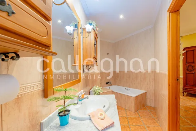 Amplia casa de pueblo con 6 habitaciones en Moncada — 48