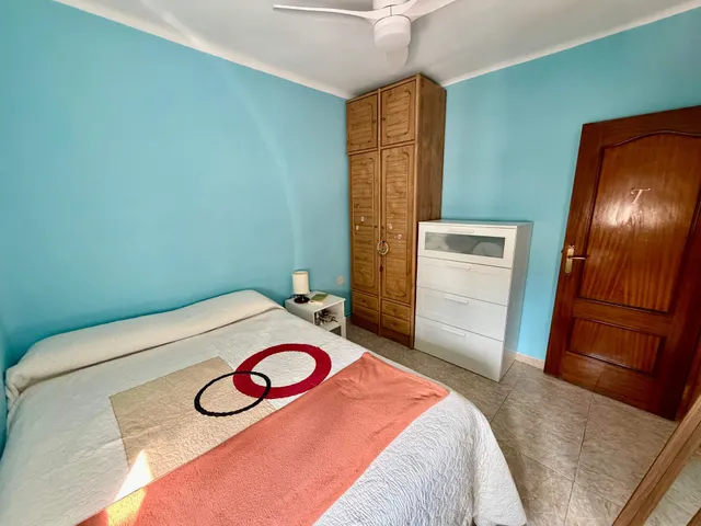 Piso reformado de tres habitaciones con terraza — 13