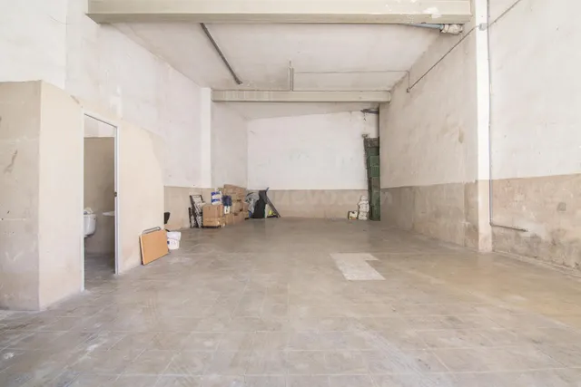 Se vende local comercial con amplio sótano ideal para cambio - foto 3
