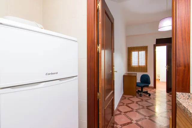 Por debajo de la Plaza Trinidad, a un paso de Facultad de Traductores, Derecho, Escuela de Arte y Oficios. Actualmente 6 estancias(incluido el salón). un cuarto de baño, un aseo, cocina. Techos Alto — 25