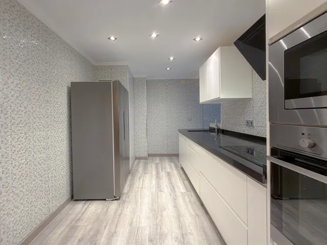 Acequion! Impresionante apartamento reformado con diseño vanguardista y toques rústicos + Enorme terraza con vistas laterales al mar y piscina comunitaria (150 mts playa) — 16