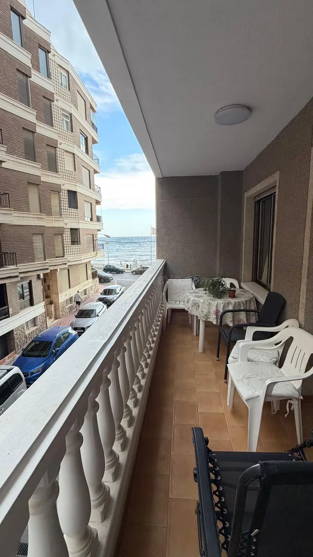 Apartamento con terraza, Alicante, Torrevieja, Playa de los Locos. 3 habitaciones, 116 m2, 30 metros del mar — 2