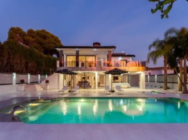 Villa Moderna en Playa Los Monteros! - foto 5