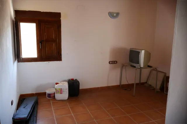 MASIA VALLADA CON PISCINA, ZONA PARA CABALLOS Y MAS DE 2 HECTAREAS DE TERRENO — 31