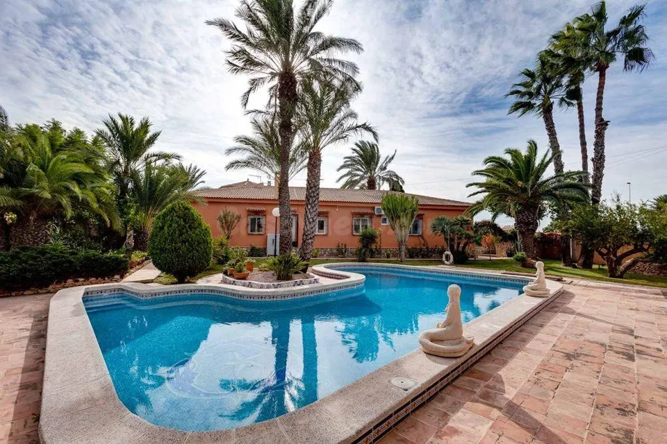 Villa independiente con 2.000 m2 de parcela y apartamento de invitados en El Chaparral