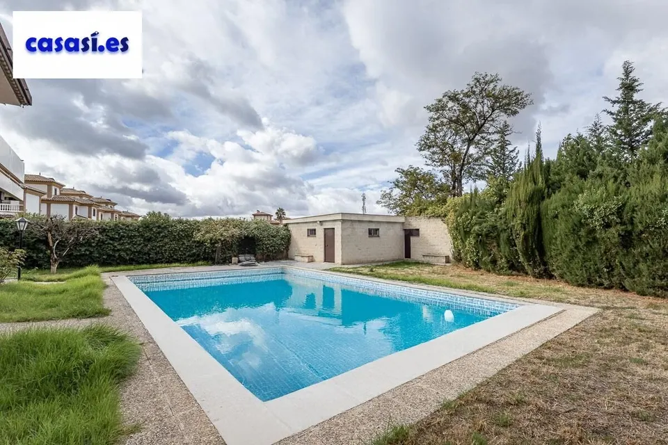 Gran casa con parcela y piscina en Cájar