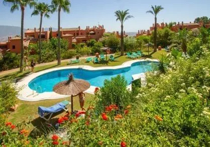 Exclusivo bajo con vistas panorámicas al mar y club de golf privado en La Mairena (El Soto)