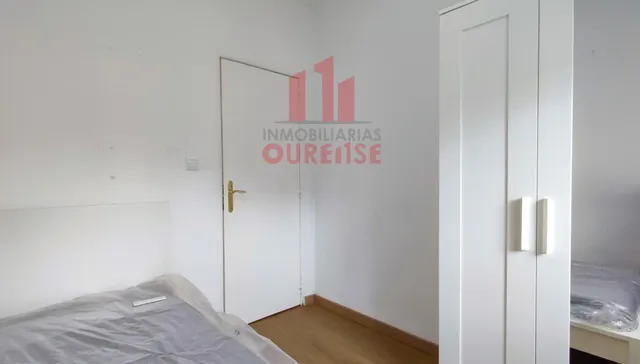 CASA ADOSADA MUY PRÓXIMA AL HOSPITAL DE OURENSE. — 27