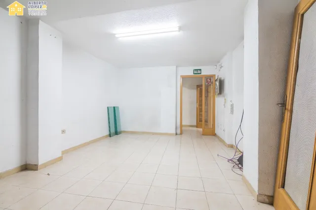 Local de 200 metros en venta en el centro de El Altet. — 25