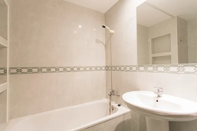 Albayzin bajo zona. piso 3 dormitorios. 2 baños. salón. cocina. calefacción. luminoso. — 16