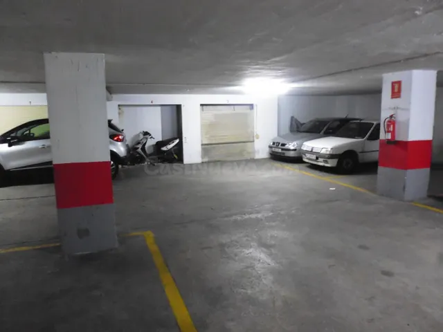 Plaza de garaje en sotano. Zona Luis Suñer. — 2
