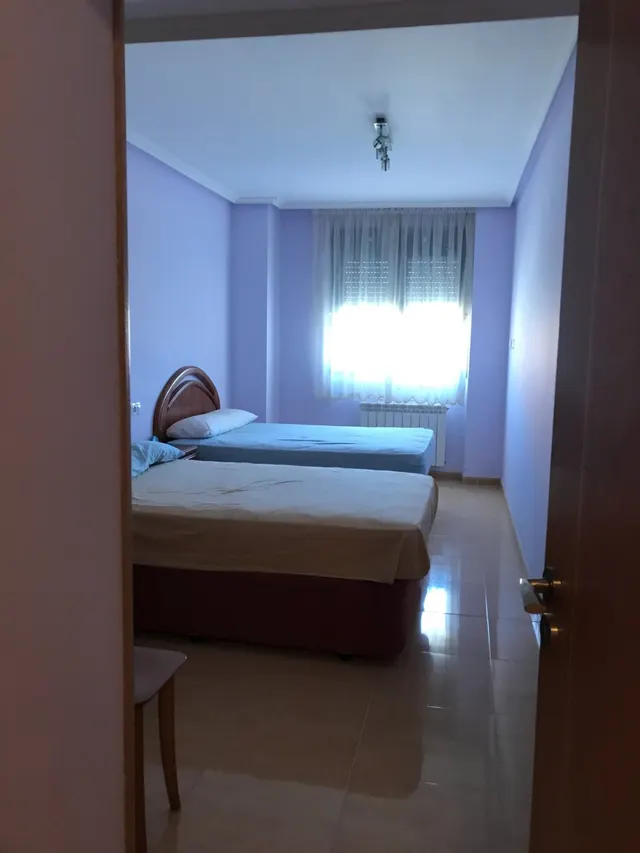 Se vende amplio piso en el centro, cocina, salón, 3 hab., 3 baños, trastero y garaje. Para entrar . — 17