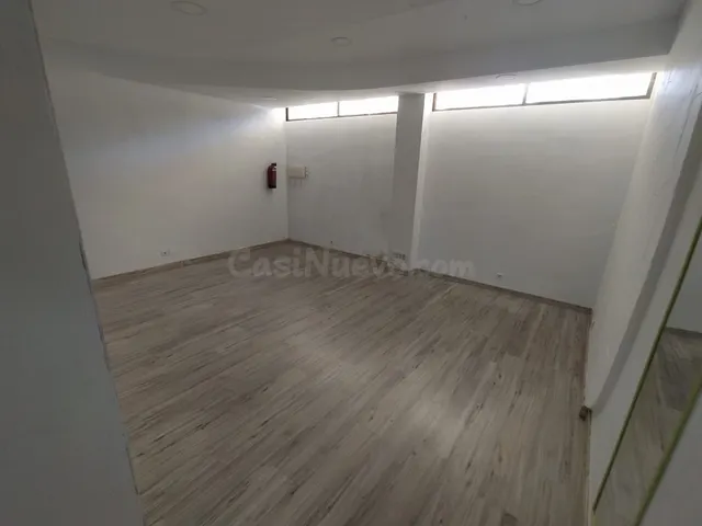 Local reformado y totalmente diáfano con mucha luz en galería de Cánovas — 2