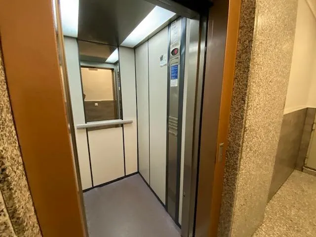 Piso en pleno centro, 2 dormitorios con orientación Este. — 13