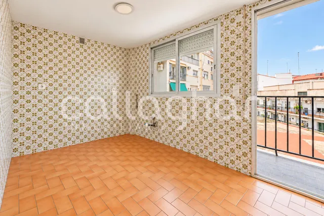 Piso con gran potencial de reforma en ruzafa – 4 habitaciones y 2 balcones — 6
