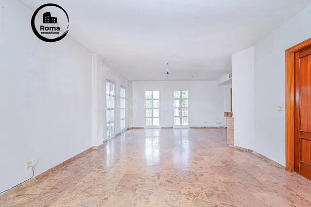 Chalet independiente en esquina en una zona muy buena de Hué - foto 5
