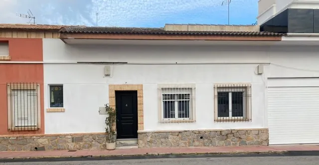 ¡VIVE JUNTO AL MAR! BONITA VIVIENDA DE 3 DORMITORIOS A SOLO 100 METROS DE LA PLAYA – ALQUILER ANUAL — 2