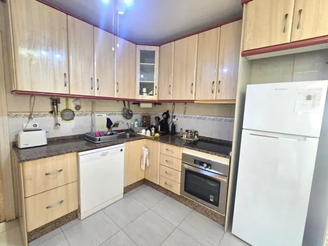 Amplia villa (aprox. 98 m2 + terrazas y garaje) con 3 dormitorios, 2 baños y gran piscina comunitaria. Cerca de colegios y comercios, y a solo 1,5 km de las playas de Punta Prima. — 16