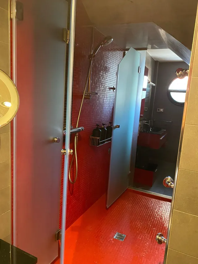Espectacular adosado con buhardilla , apartamento independiente con baño y sin cocina, garaje doble y piscina en zona residencial premium — 25