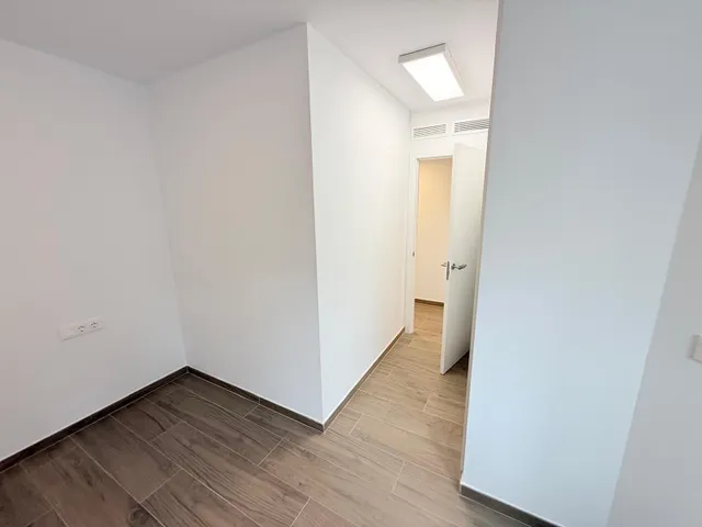 Luminoso apartamento semi-nuevo con terraza, piscina y parking — 16