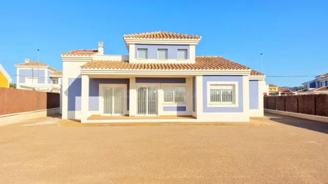 Casa independiente de 3 dormitorios y 2 baños - llave en man