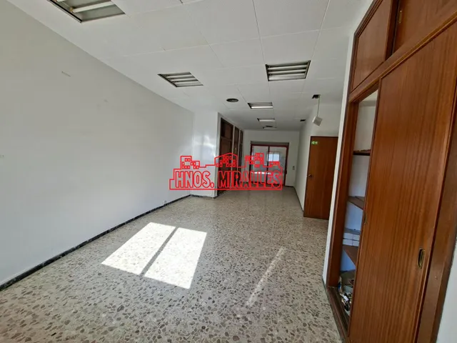¡¡ GRAN EDIFICIO EN ALQUILER CON 14 DESPACHOS, A 5 MINUTOS DEL AEROPUERTO !! — 6