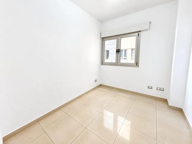 Vistas al mar, balcón y suite principal en León y Castillo — 26