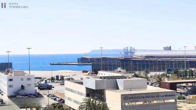 AMPLIO PISO EN VENTA CON VISTAS AL MAR Y UBICACIÓN PRIVILEGIADA EN ALICANTE — 4