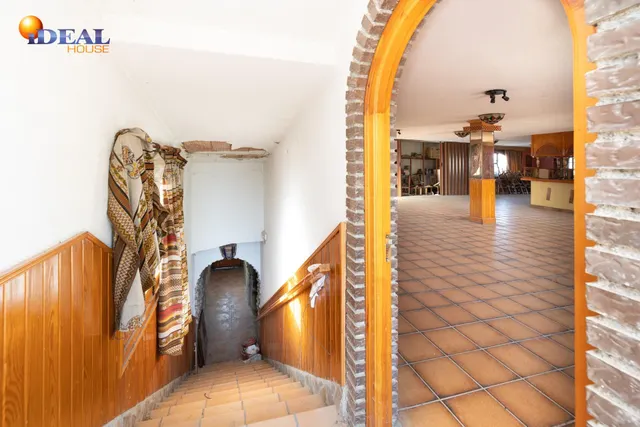 Terreno urbanizable, actualmente hay un restaurante. — 18