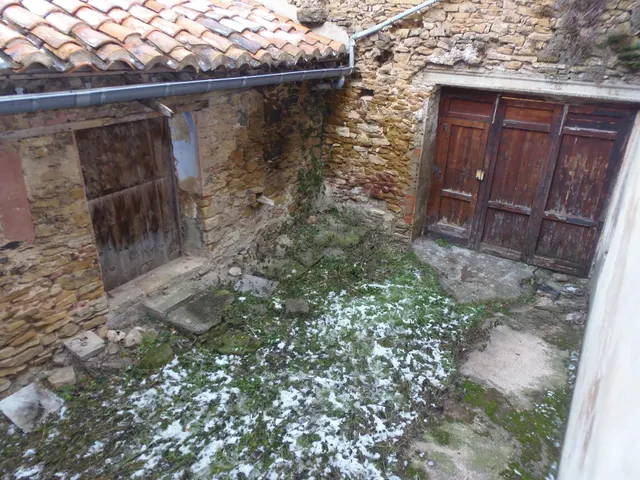 Casa grande haciendo esquina en el centro del pueblo, con patio grande, planta baja, dos alturas — 20