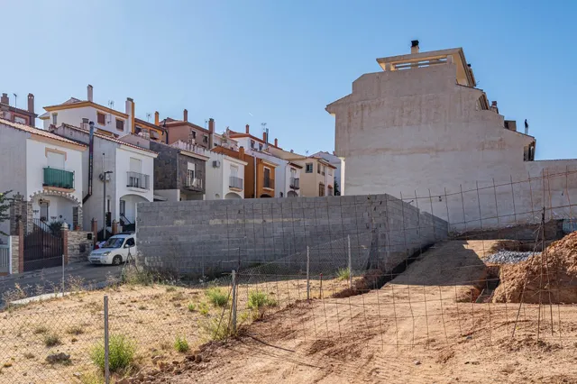 SOLAR RESIDENCIAL EN OTURA — 34