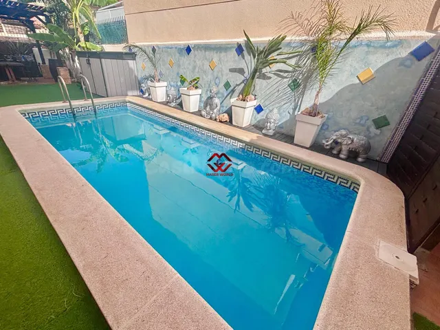 Chalet pareado con gran parcela y piscina privada en Santiag