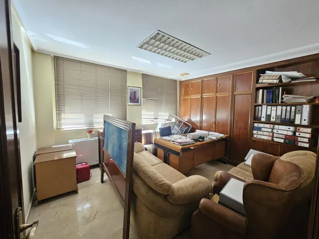 OFICINA EN VENTA EN EL CENTRO DE LA CIUDAD EXTERIOR, CON 4 VENTANAS A LA CALLE — 6